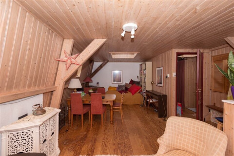 woonkamer vanuit t balkon gezien met logeerbed als divan ,1 rechte witte muur