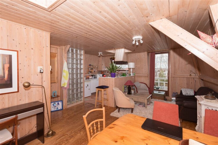  vanuit 1 rechte witte muur gezien 7 bij 5 meter