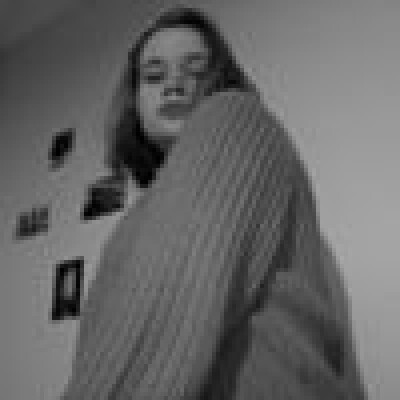 Eva zoekt een Kamer / Studio / Appartement in Den Haag