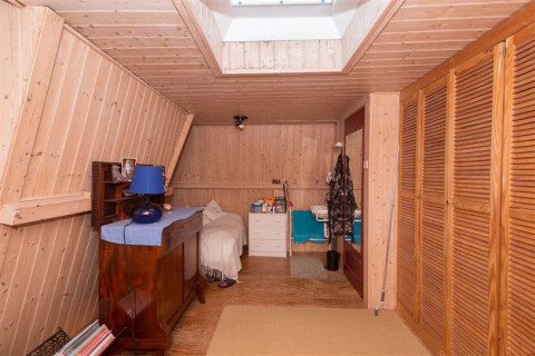 slaapkamer met vaste wastafel en kasten over gehele breedte{slaapk 6 bij 5 meter)