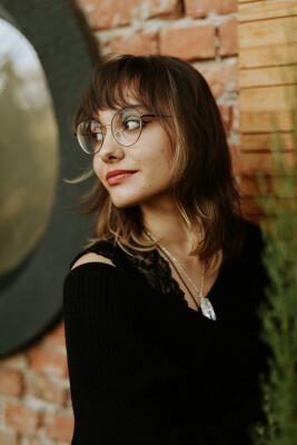 Claudia zoekt een Kamer / Studio / Appartement / Huurwoning in Den Haag